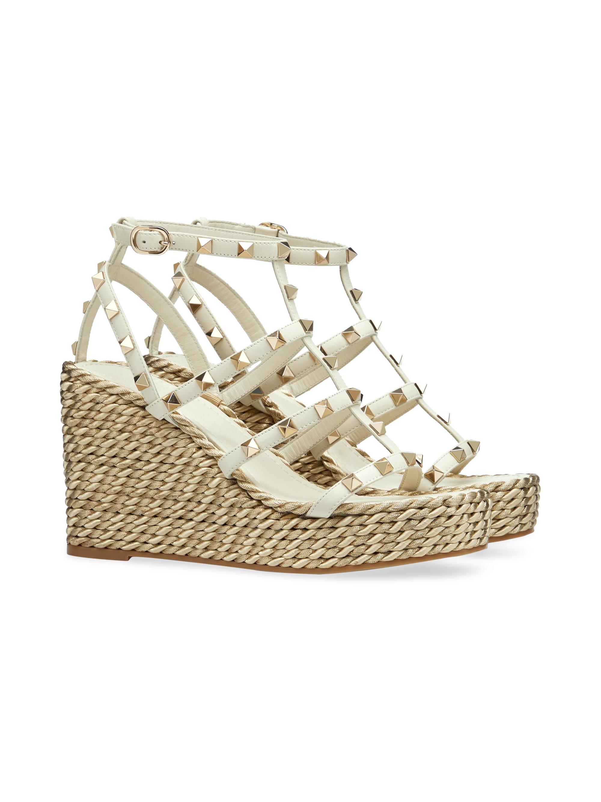 Rockstud Ankle Strap Wedge Sandal In White Calfskin Leather And Beige Raffia 100mm 829388